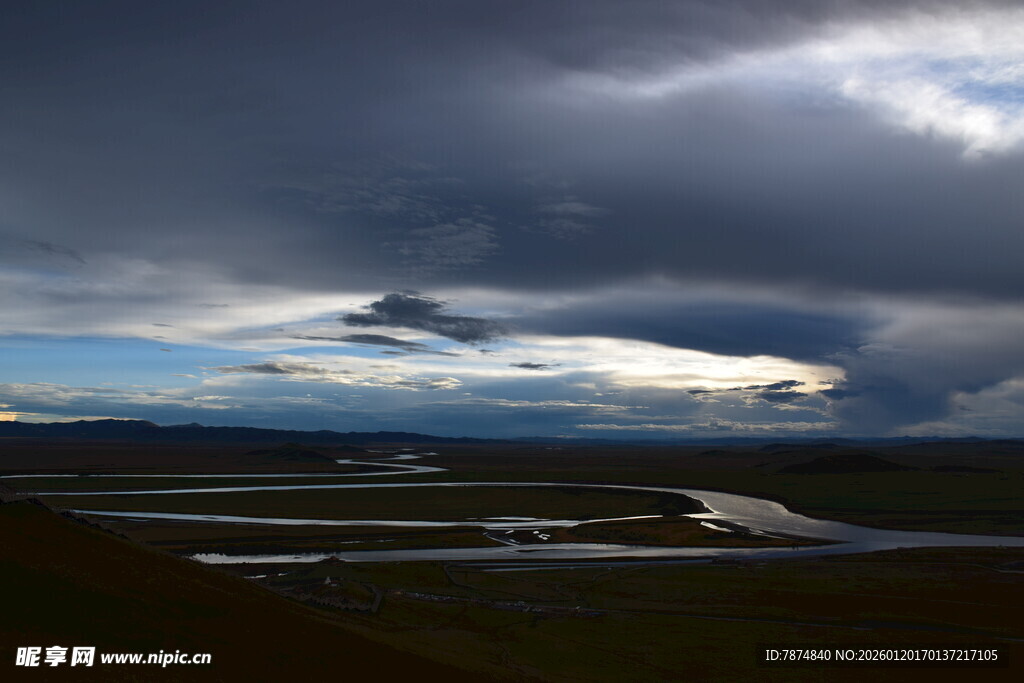 草原乌云下的河流景观