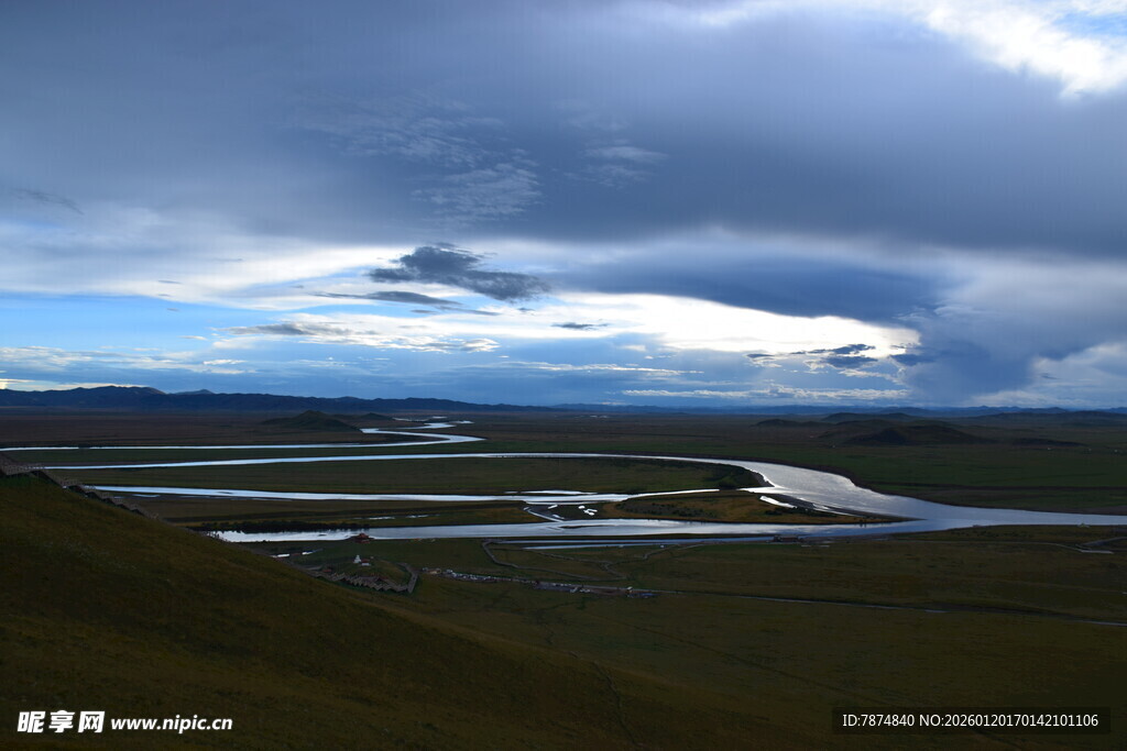 草原河流上的多云天空