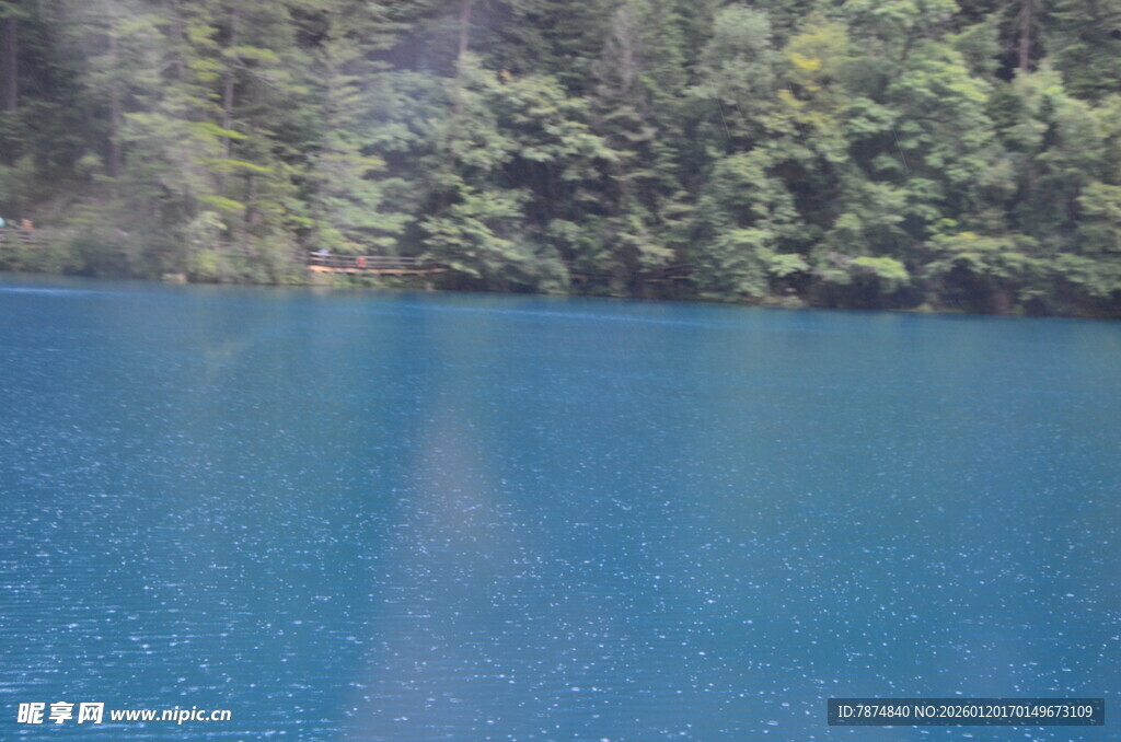 蓝湖美景 周边绿意环绕