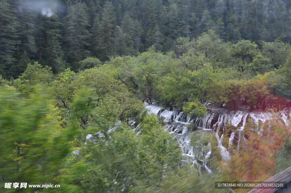 山林间的溪流景观