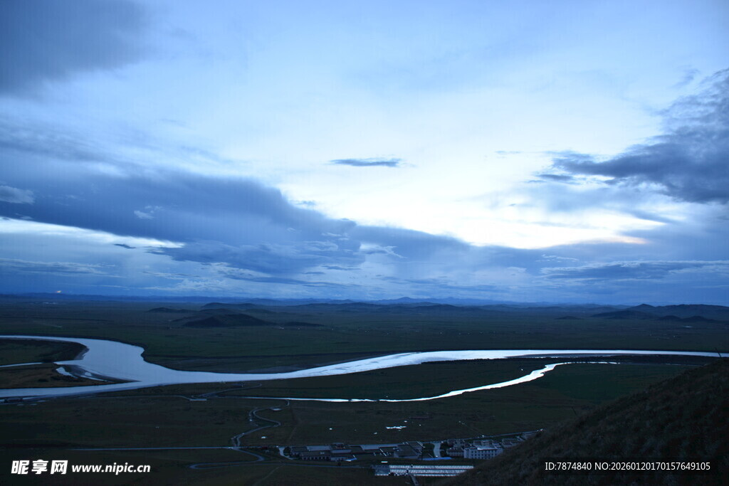 黄昏下蜿蜒河流与广袤大地