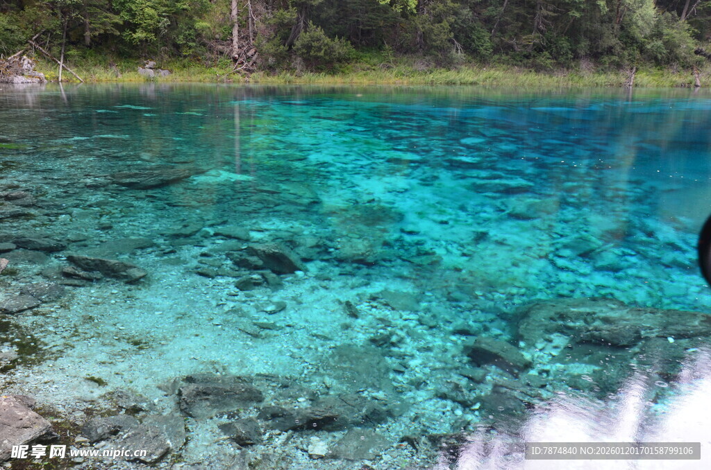清澈见底的幽蓝湖水