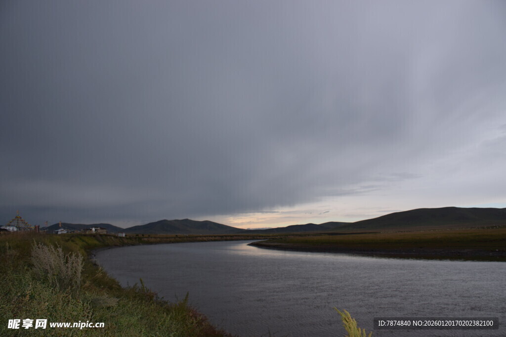 黄昏下宁静的河畔风景