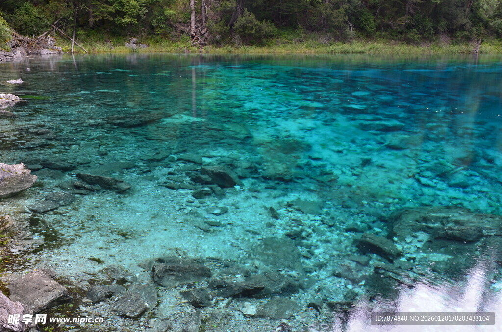 清澈见底的幽蓝湖水