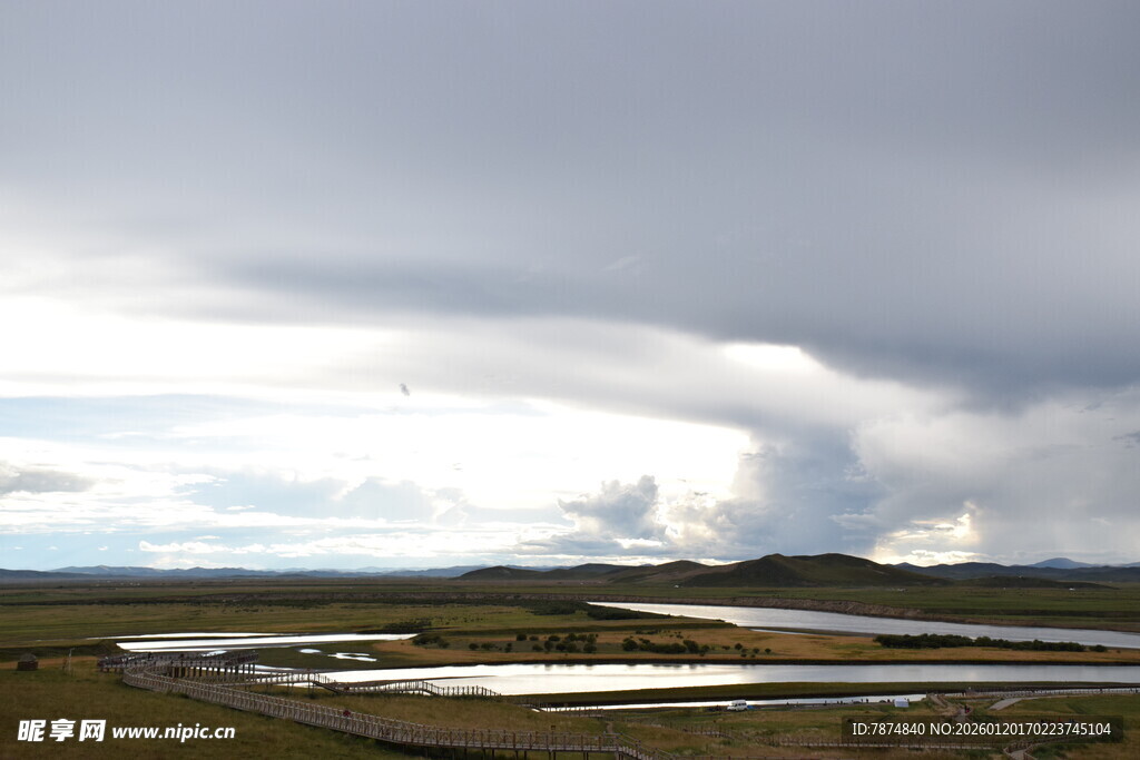 草原河流上的厚重云层