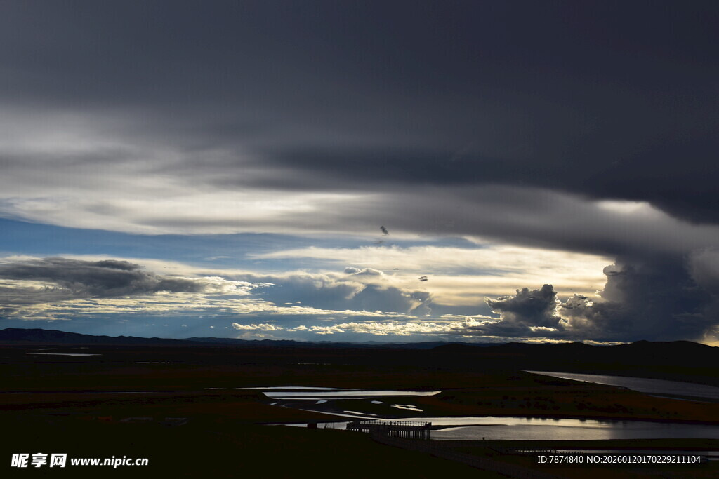 乌云下的旷野风光
