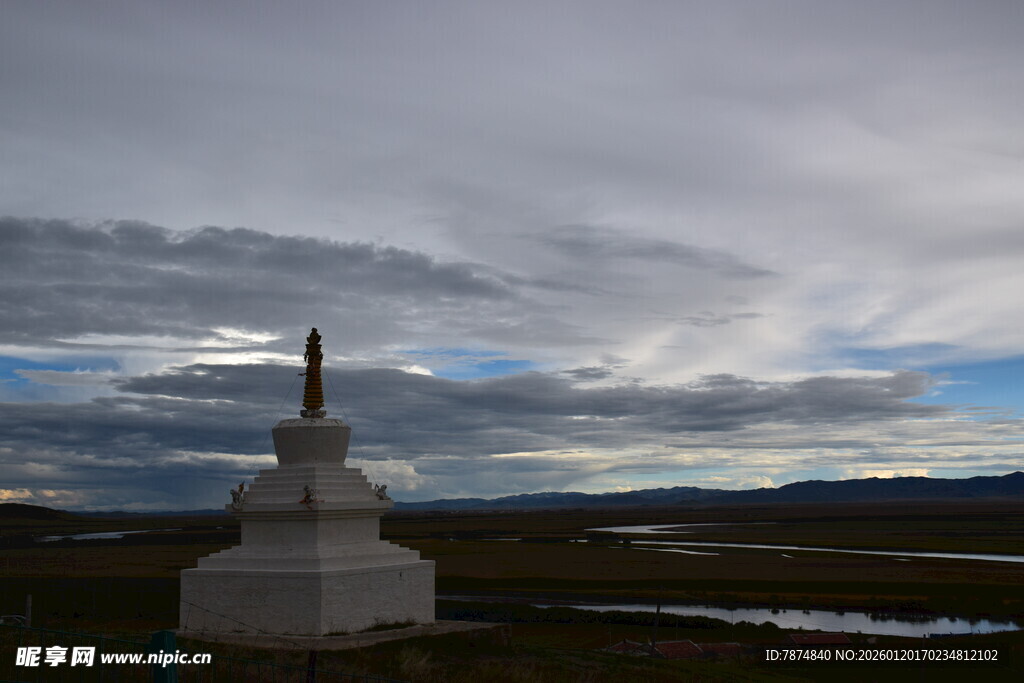 草原白塔与多云天空