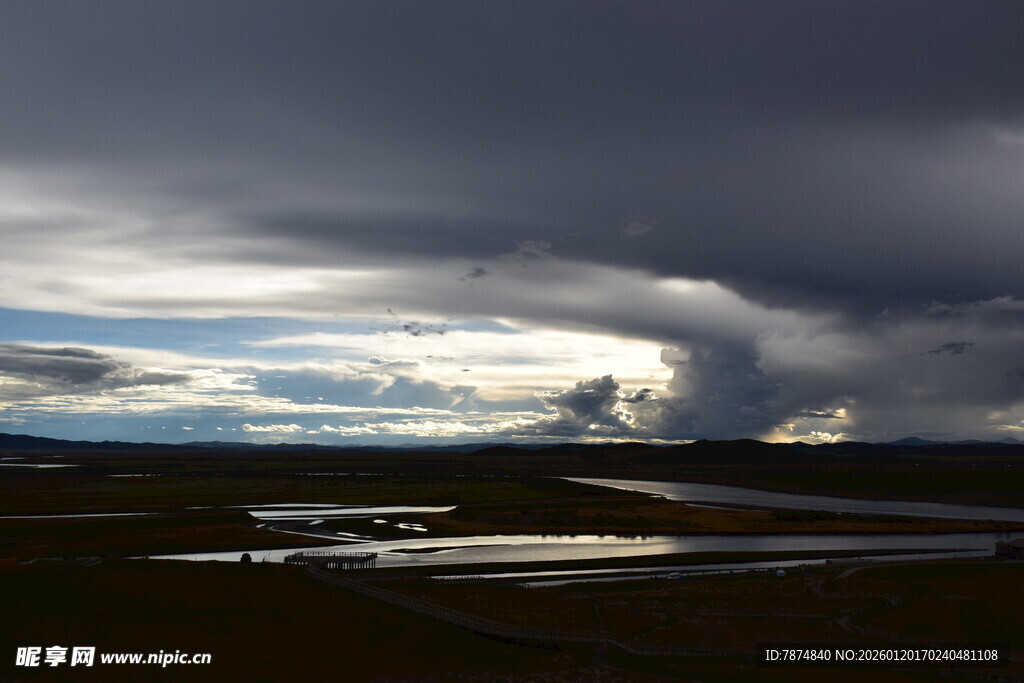 乌云笼罩下的旷野景观