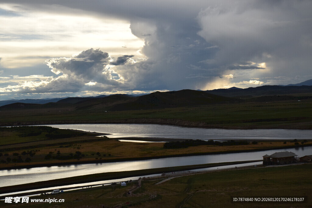 草原河流上的壮丽云景
