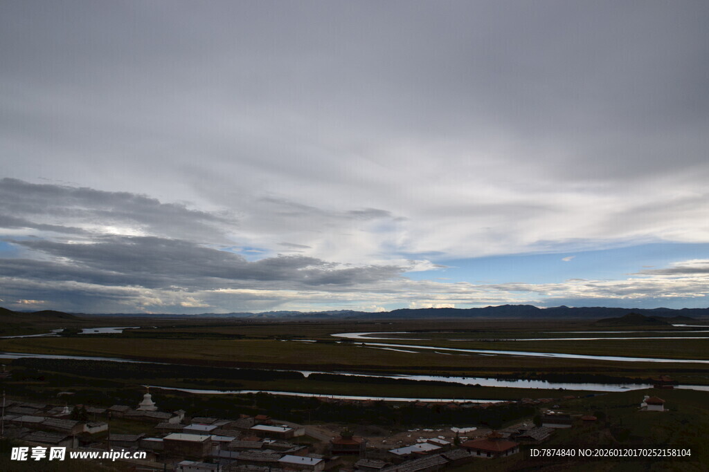 草原上空的壮丽云层景观