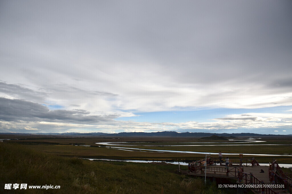 草原风景与天空中的云层