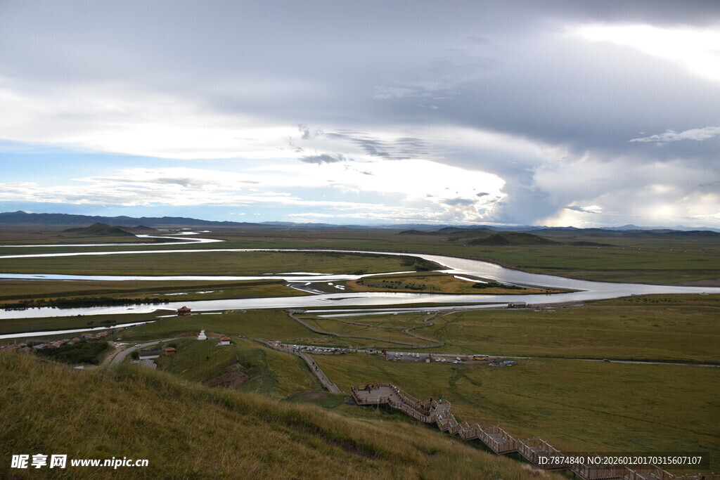 草原河流与多云天空景观