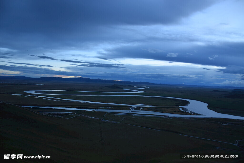黄昏下蜿蜒河流与天际