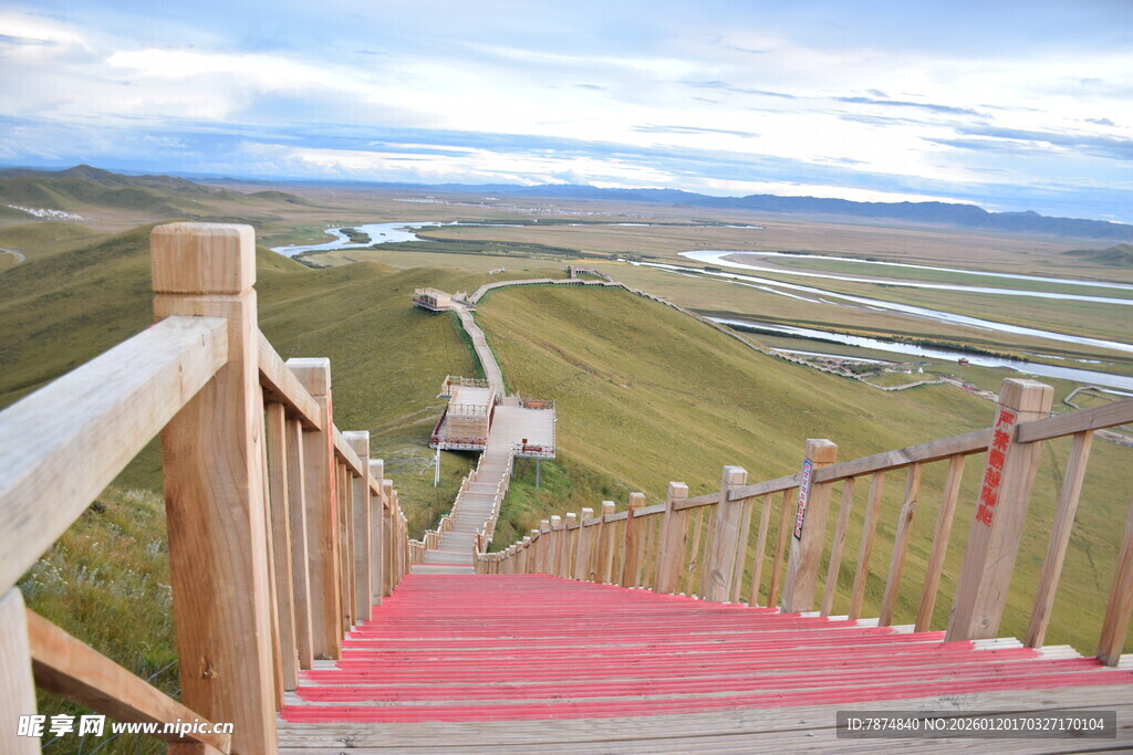 山间红梯旁的开阔风景