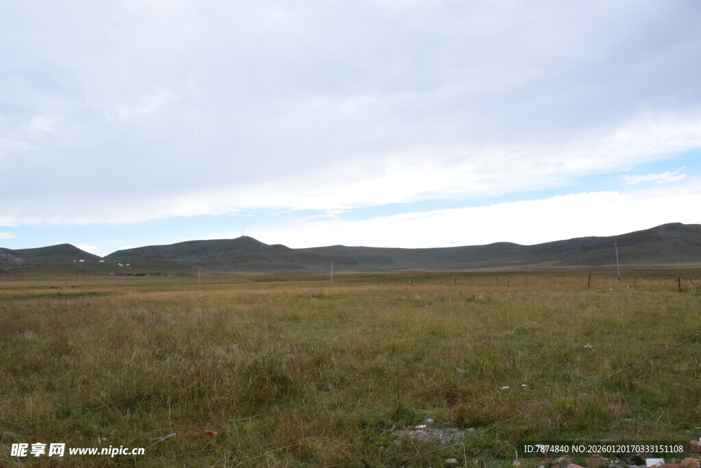 广袤草原与远处山峦景色