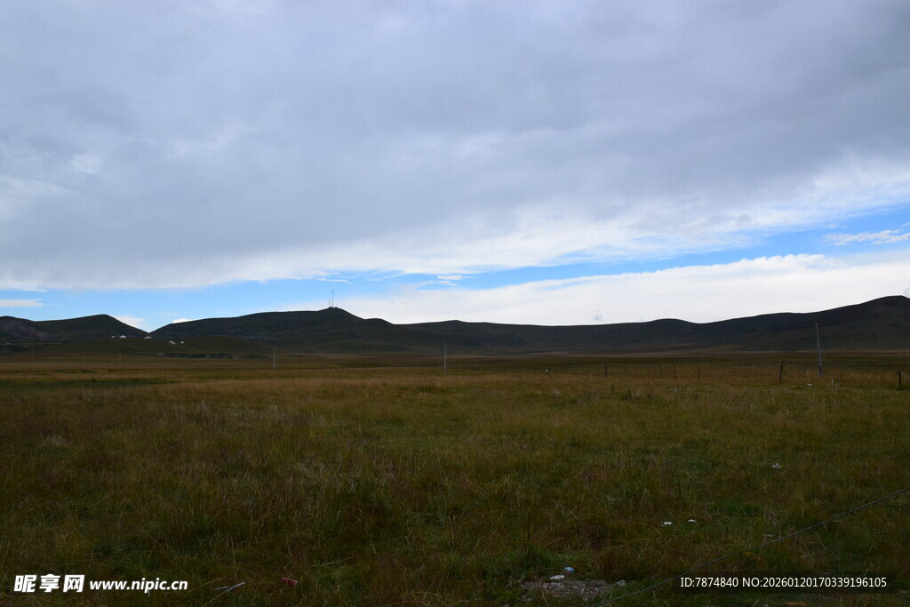广袤草原与远处山峦