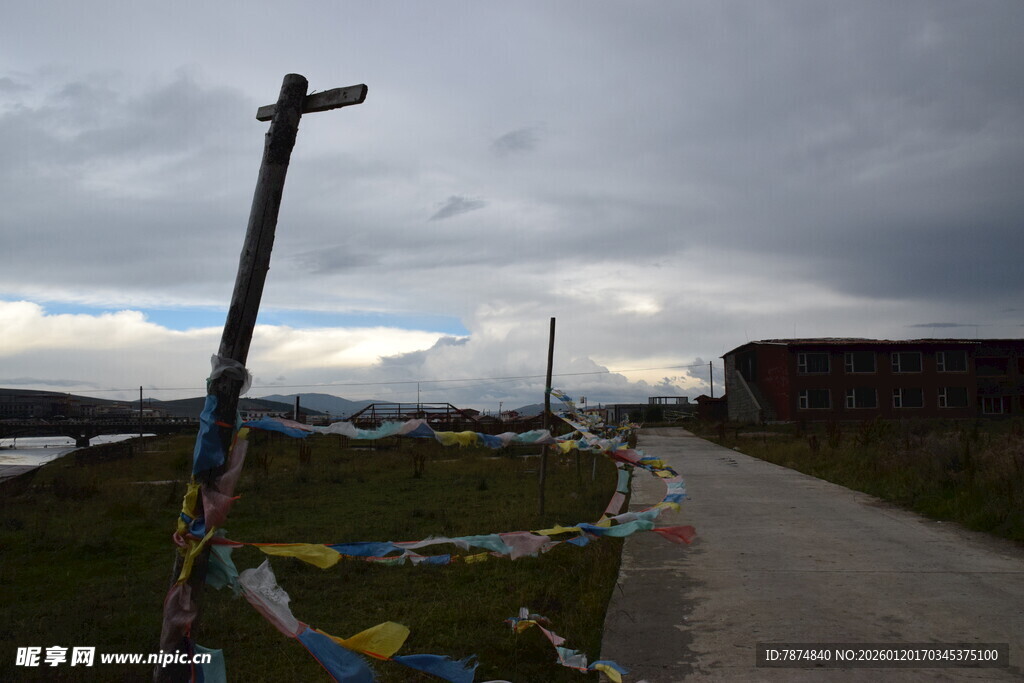 高原公路旁的经幡与路标