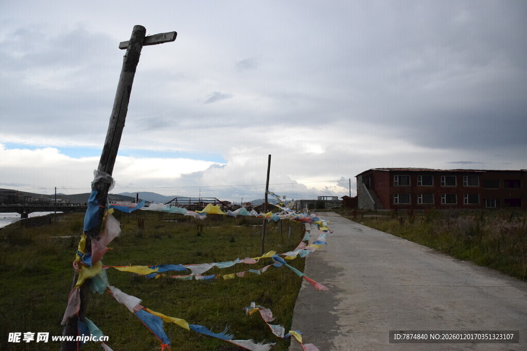 藏区小路旁的经幡与建筑
