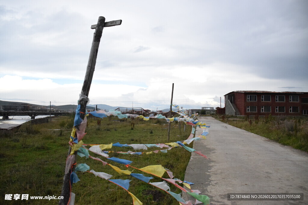藏区路旁经幡飘扬