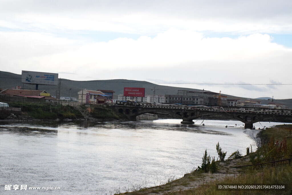 河畔桥梁与城市景致