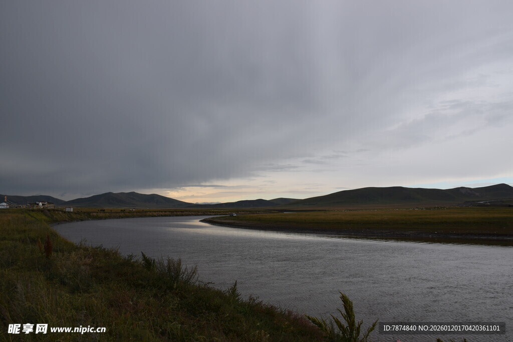 黄昏下的河畔风景
