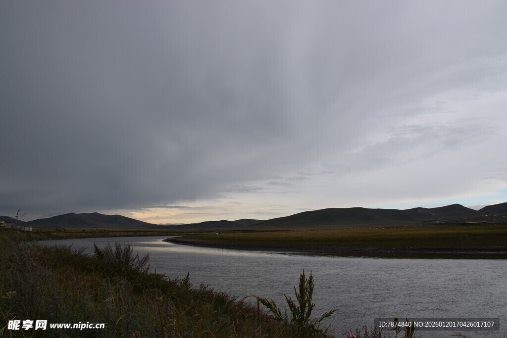 阴云下的宁静水域