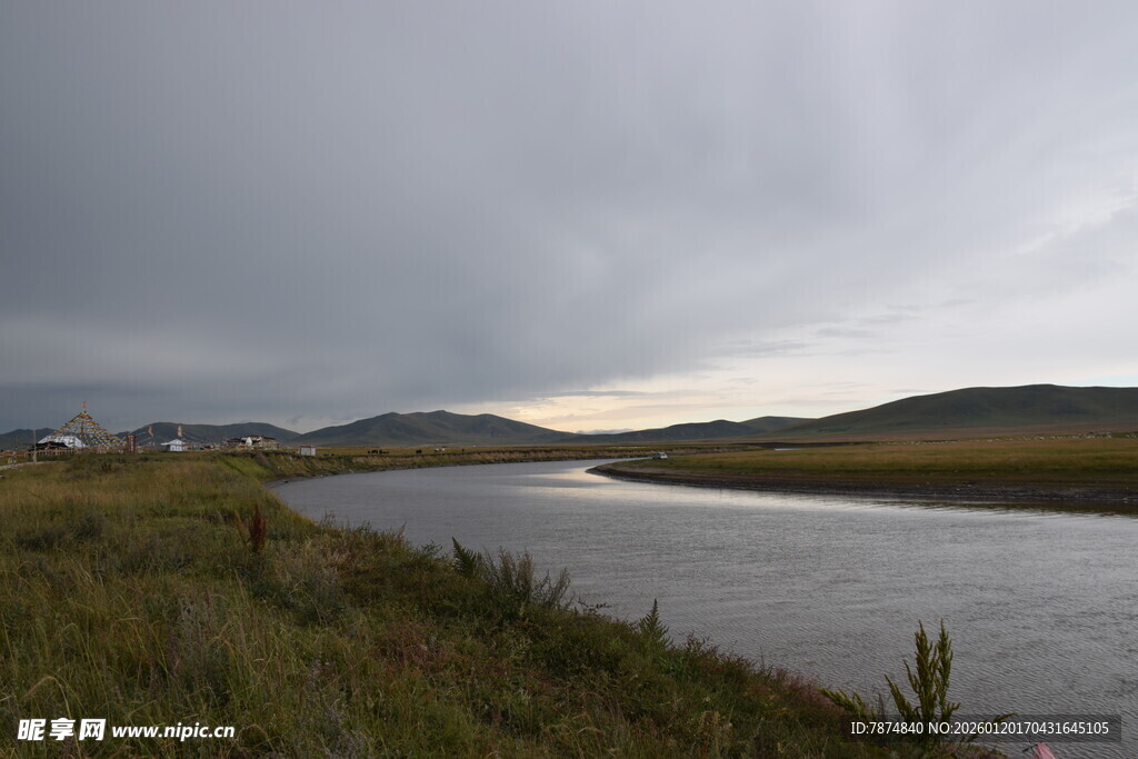 黄昏下的河畔风景