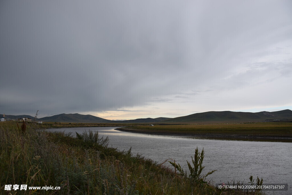 阴沉天空下的静谧河畔