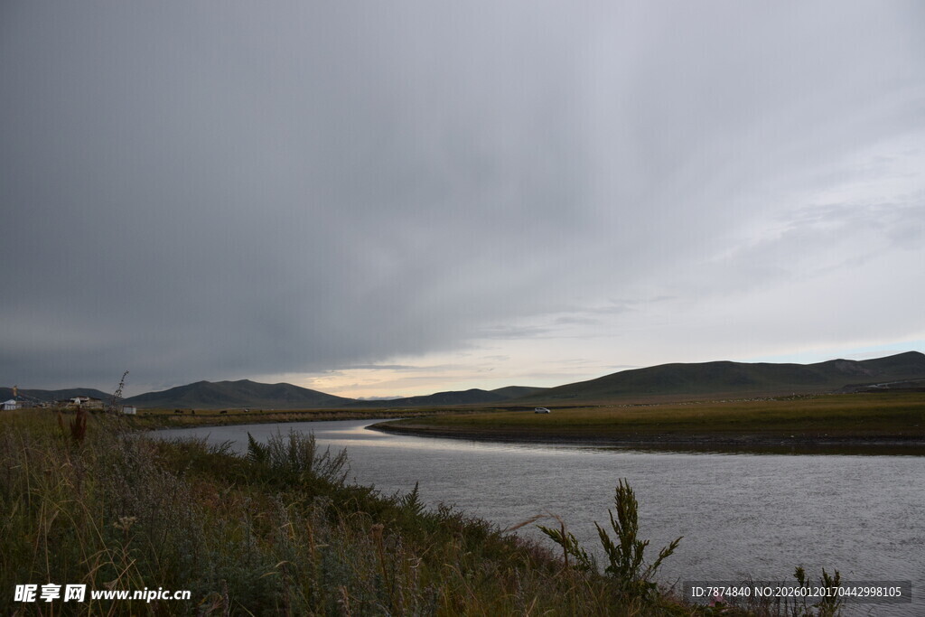 黄昏下的河畔风景