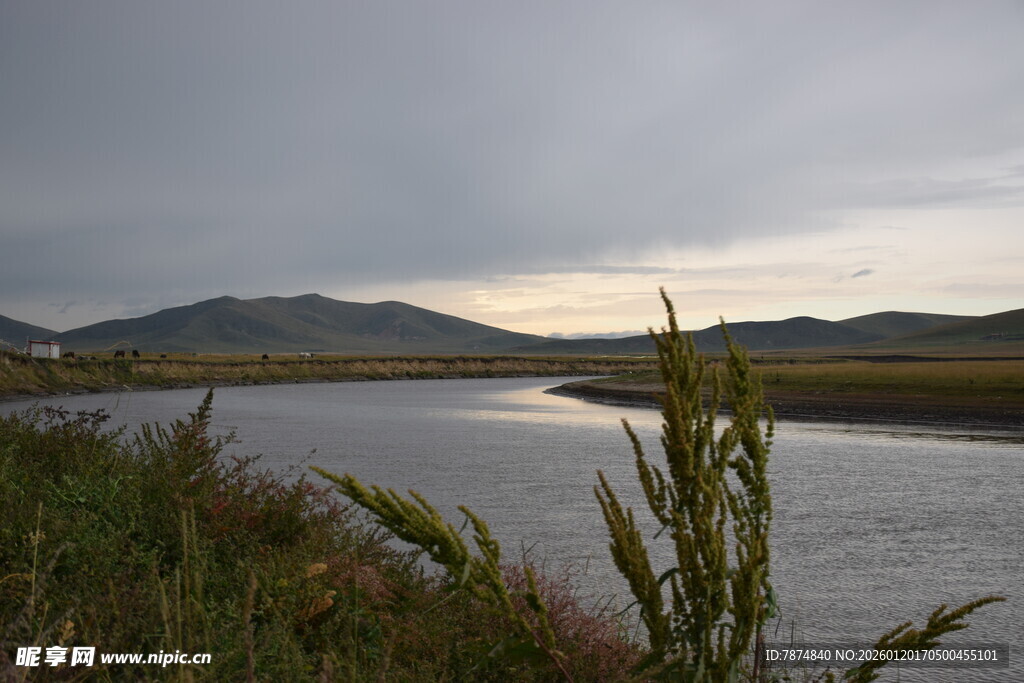 黄昏下的宁静河畔风光