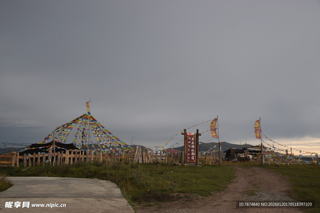 草原上的蒙古包与彩旗