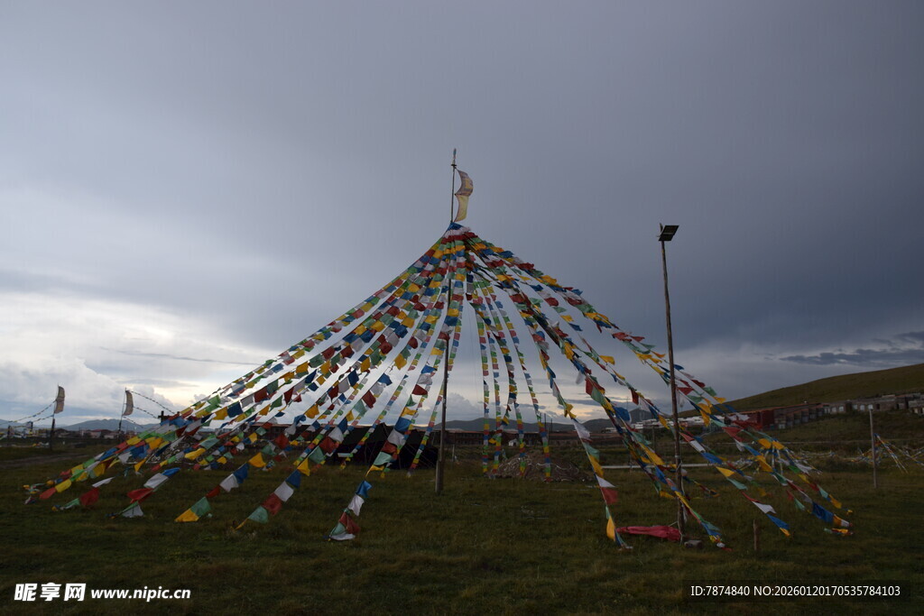草原上的经幡祈福塔