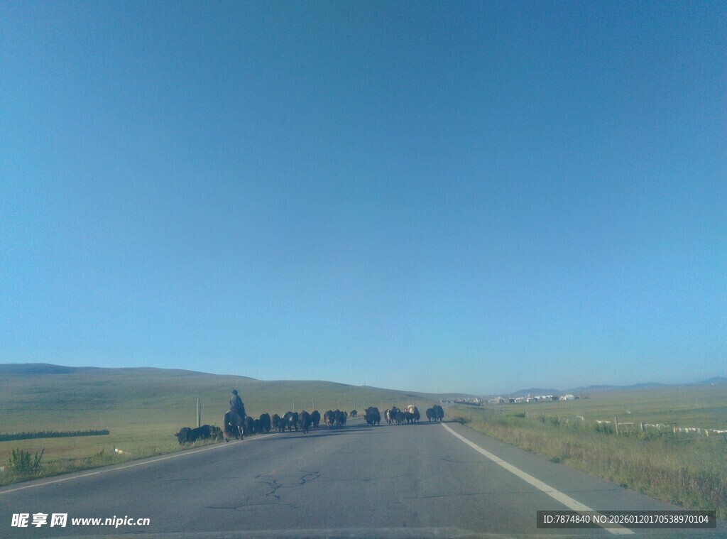 宽阔公路延伸向远方