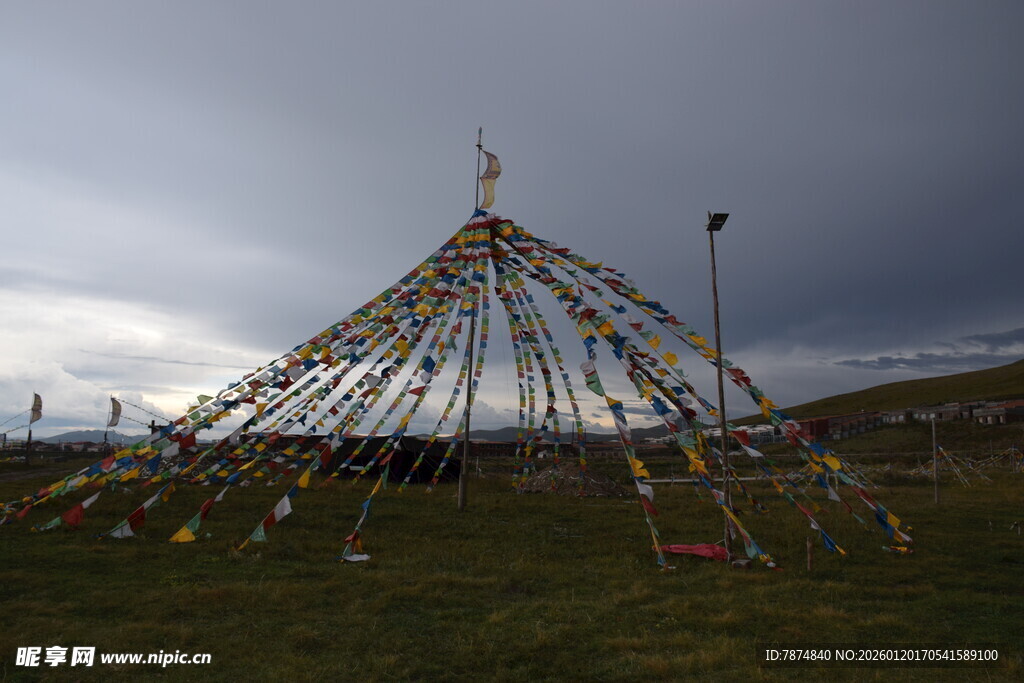 草原上的传统木制帐篷
