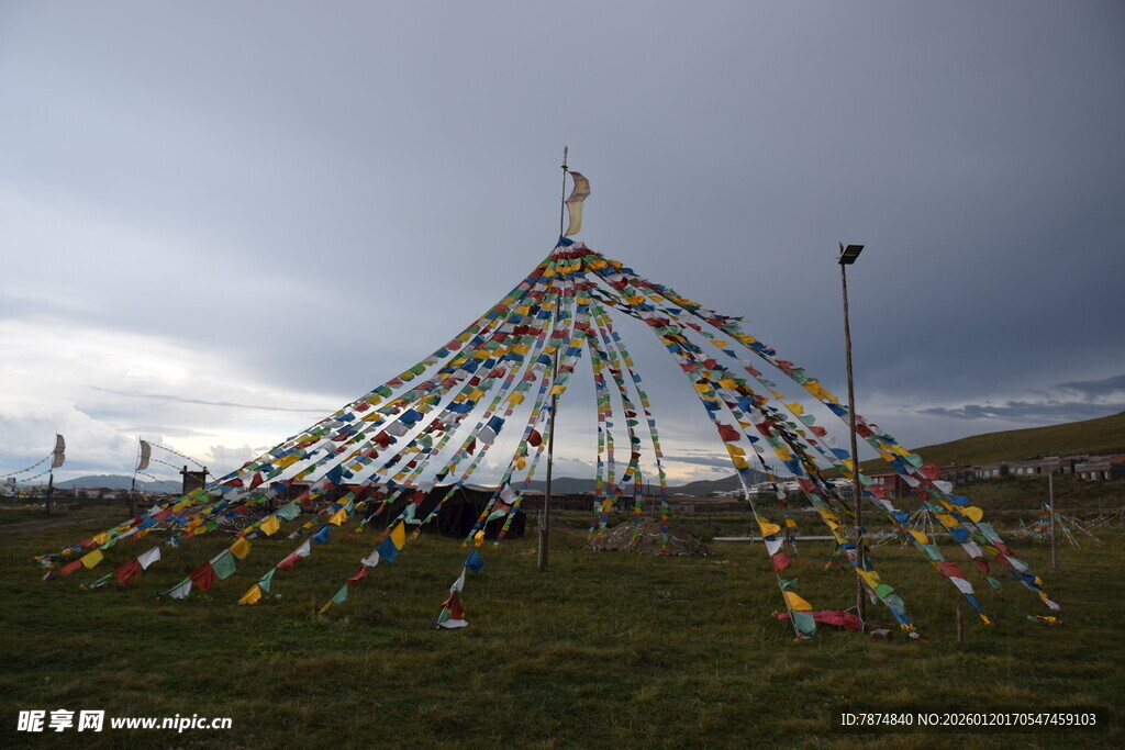 草原上的经幡装饰帐篷