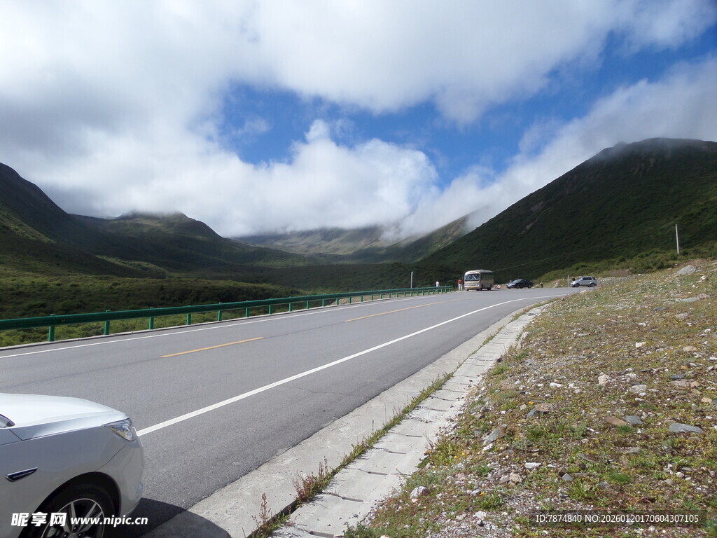 公路旁的青山与蓝天白云