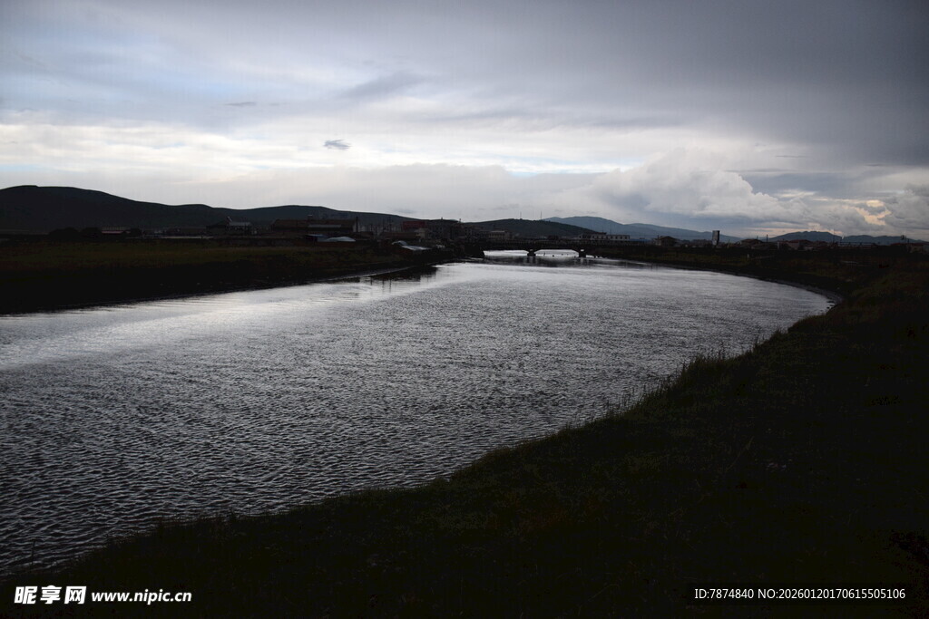 河畔暮色中的桥梁景观