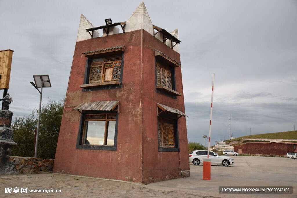 红砖塔楼建筑外观