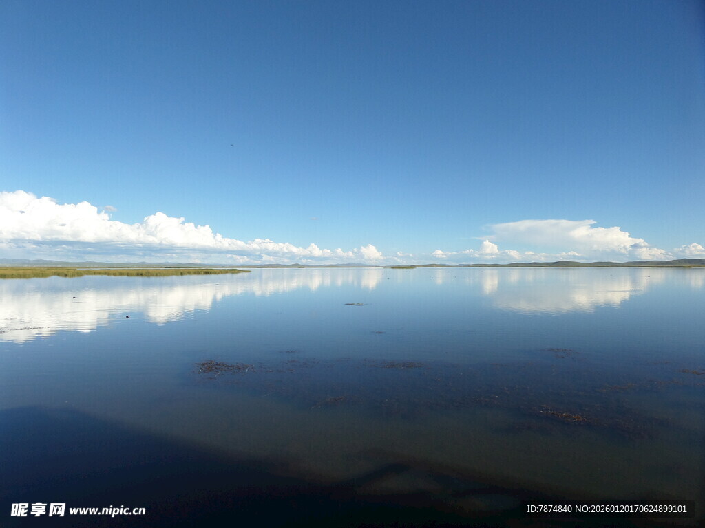 平静湖面映蓝天白云