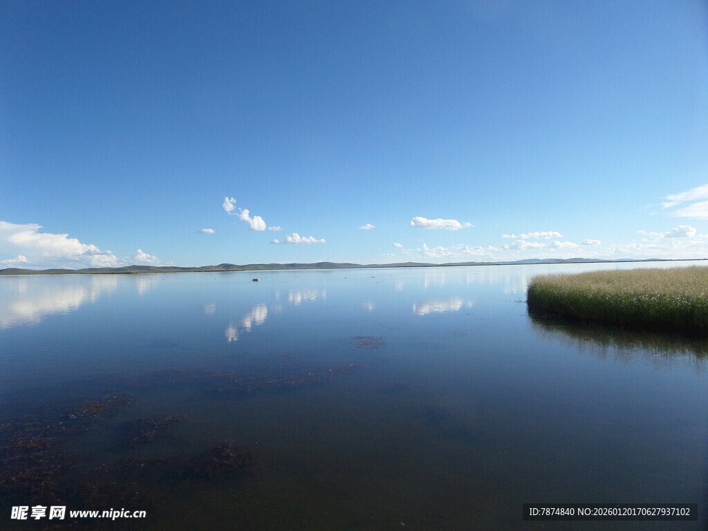 宁静湖面与蓝天的美丽景致