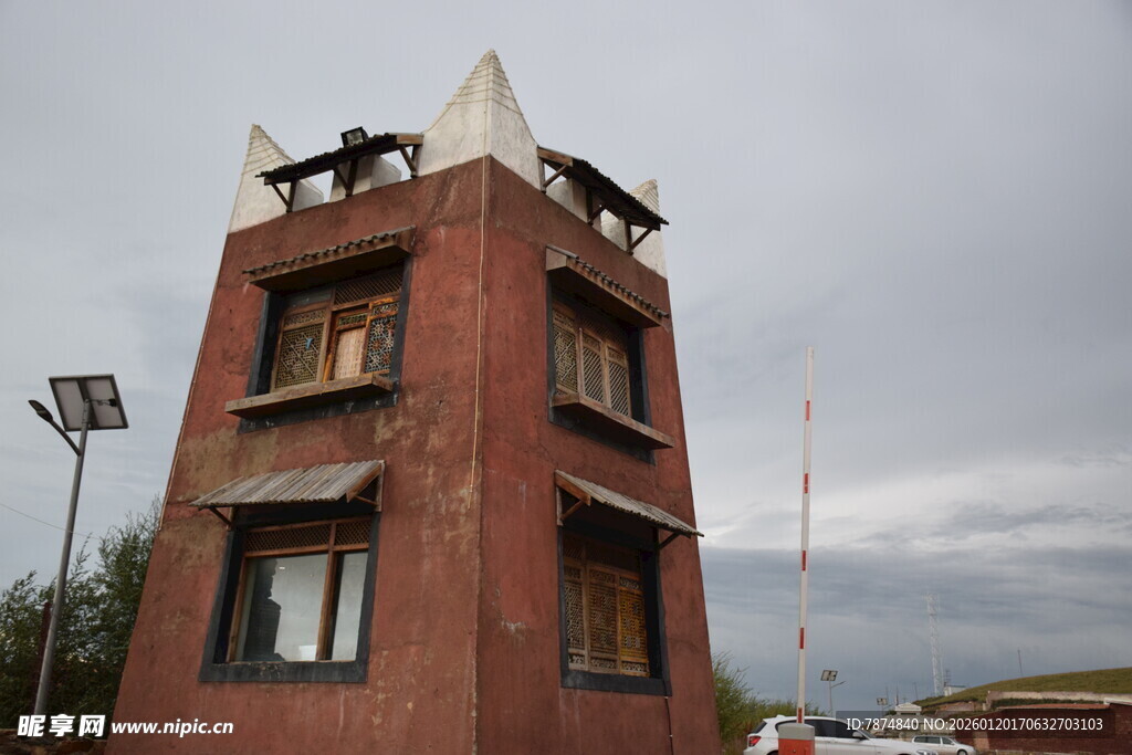 红砖塔楼外观独特