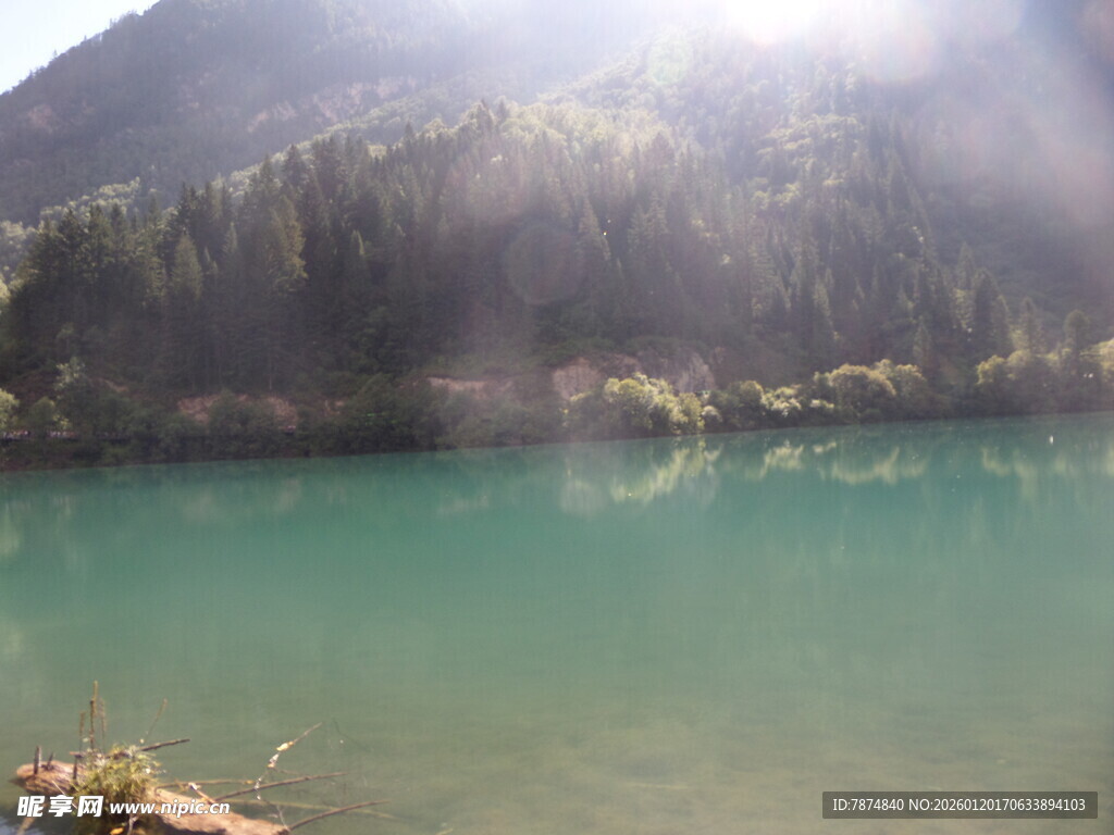 山间碧绿湖水美景