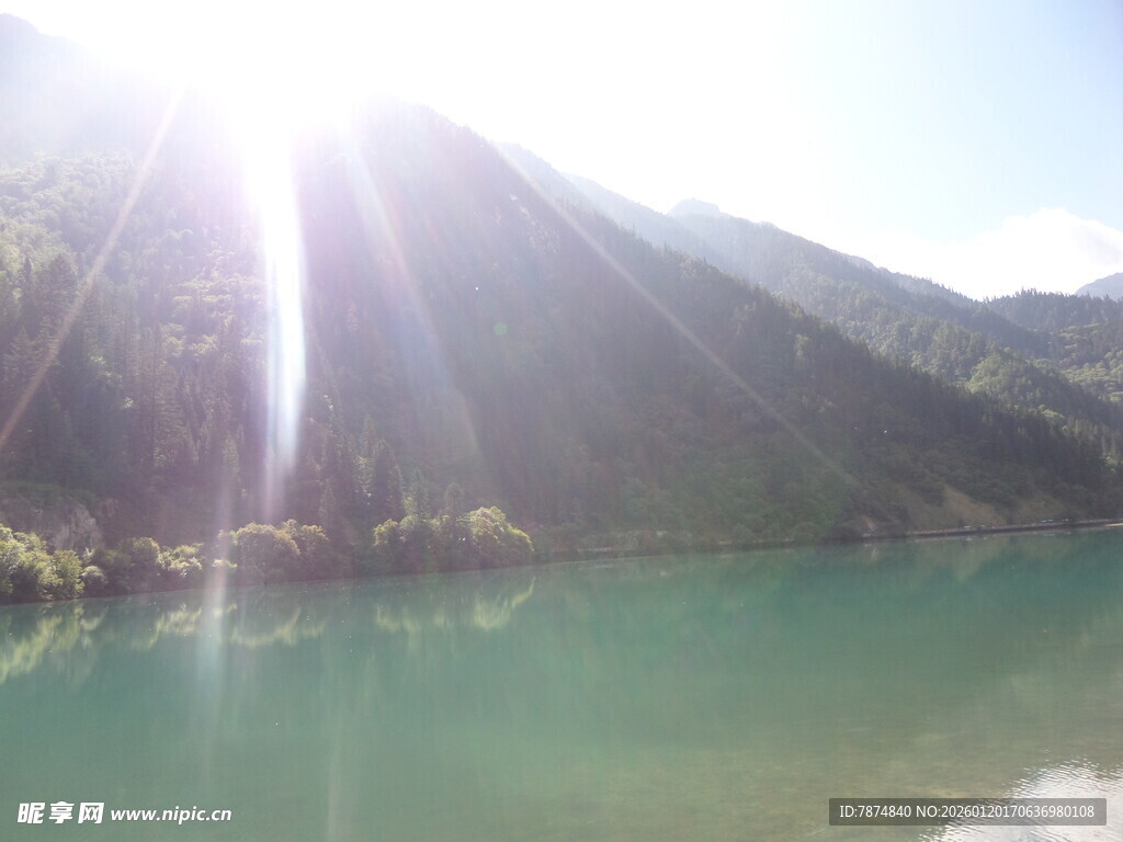 阳光照耀下的碧绿湖水