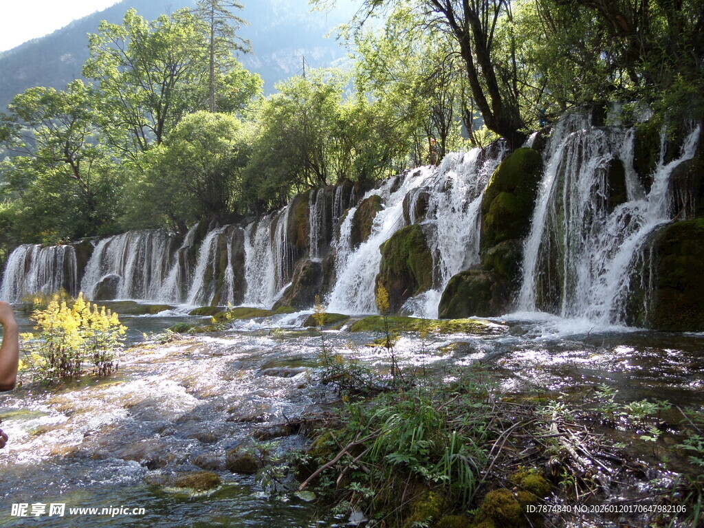 山间秀丽瀑布自然美景