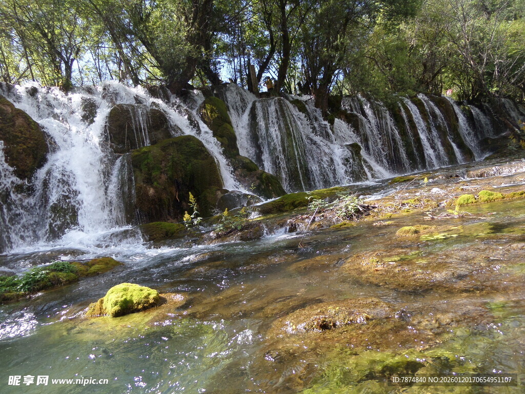 山间秀丽瀑布溪流景观