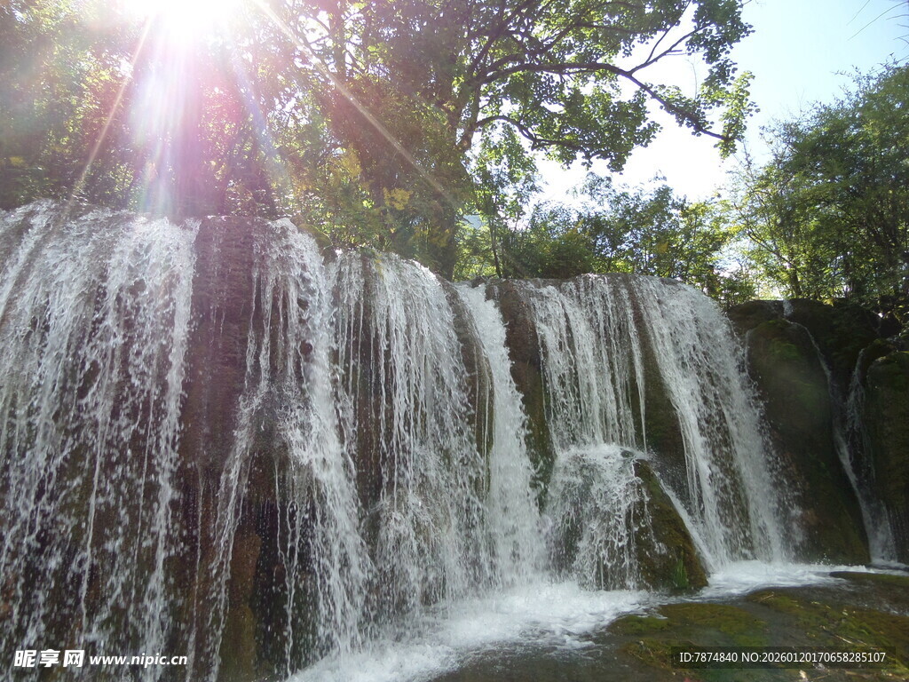 阳光照耀下的美丽瀑布