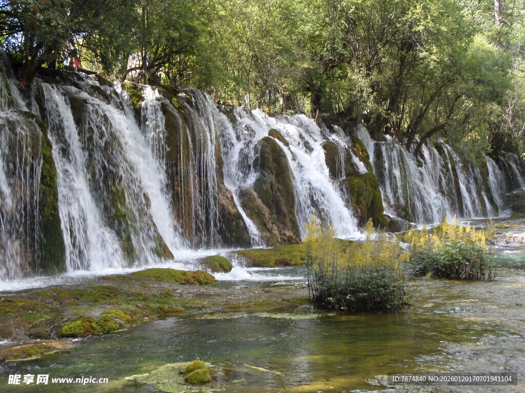 山间壮美瀑布景观