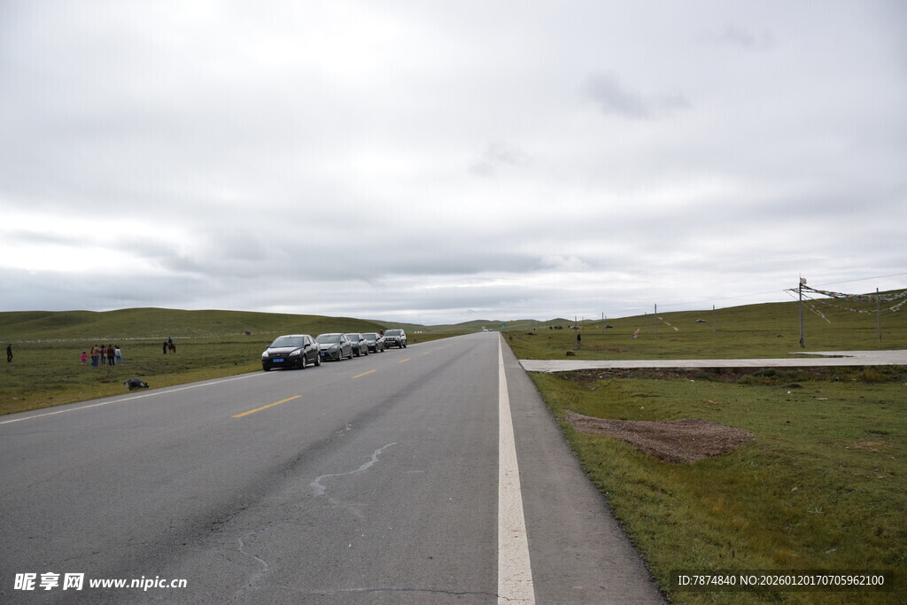 公路上行驶的车辆