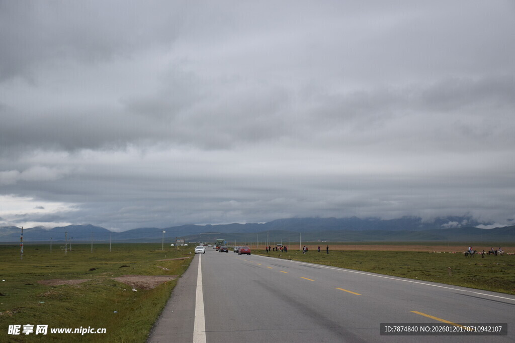 公路伸向远方的阴沉景色