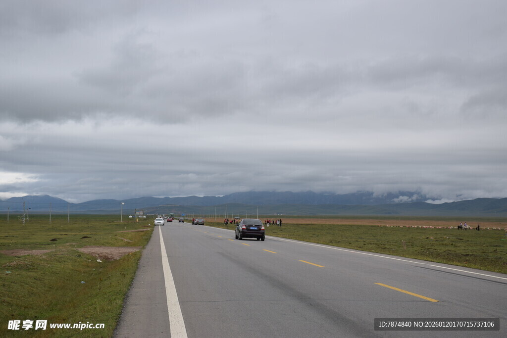 公路上行驶的车辆与风景